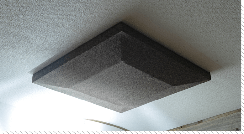 天井に設置する吸音パネル写真